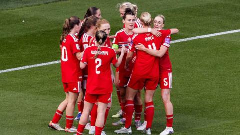 Cymru yn dathlu ennill 3-1 yn erbyn Y Weriniaeth Tsiec yn Stadiwm Dinas Caerdydd