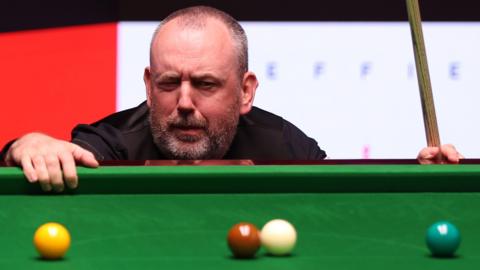 Mark Williams tries to line up a shot