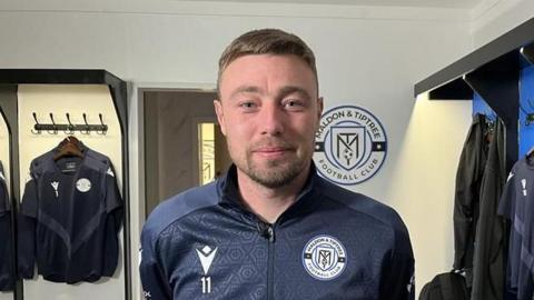 Freddie Sears pictured in a training top in the Maldon & Tiptree dressing room