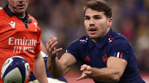 Antoine Dupont passes the ball for France