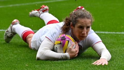 Abby Dow scores a try