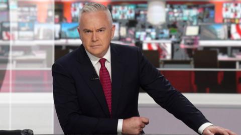 Huw Edwards sitting behind the news desk on the ý Ten O'clock News in 2022