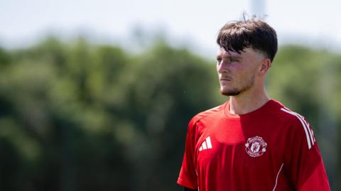 Elyh Harrison training with Manchester United