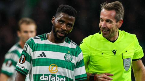 Kelechi Iheanacho talks to referee Tobias Stieler