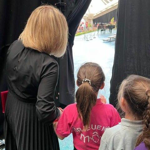 Troedio llwyfan Eisteddfod Llangollen gyda’r côr iâu