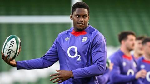 Maro Itoje throwing the ball at training 