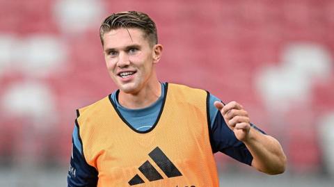 Viktor Gyokeres in an orange training bib