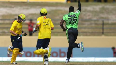 Carlos Brathwaite secures victory with the final ball against Hampshire Hawks