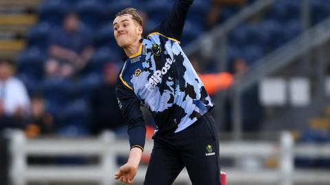 Ben Kellaway bowls