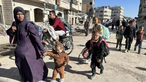 Palestinians flee Jabalia refugee camp in northern Gaza (21 October 2024)