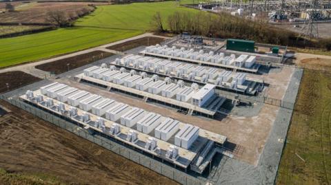 Describe in some detail what's shown in the pic. Add copyright and whether we can syndicate.