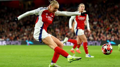 Arsenal's Frida Maanum shoots at goal 