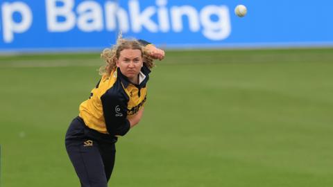Gemma Porter bowls for Glamorgan
