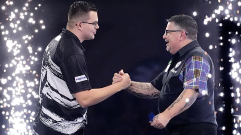 Gian van Veen shakes hands with Gary Anderson