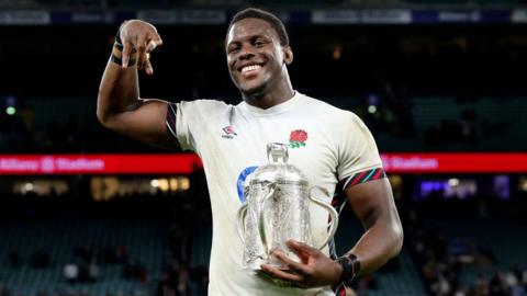 Maro Itoje of England celebrates with the Calcutta Cup after the team's victory against Scotland during the Six Nations 2025 