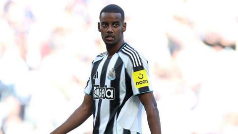 Alexander Isak in action for Newcastle 