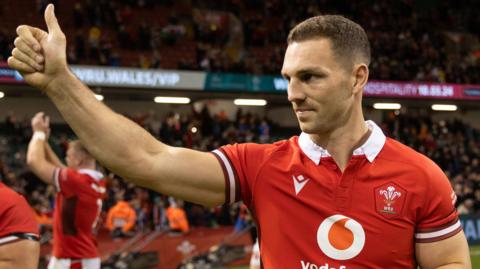 George North gives thumbs up to the crowd