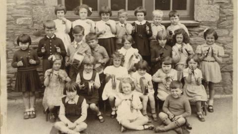 Plant Ysgol y Parc yn chwarae offerynnau. Caergybi, Ynys Môn, 1920