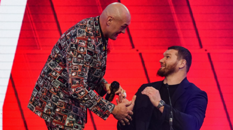 Tyson Fury shakes the hand of Arslanbek Makhmudov