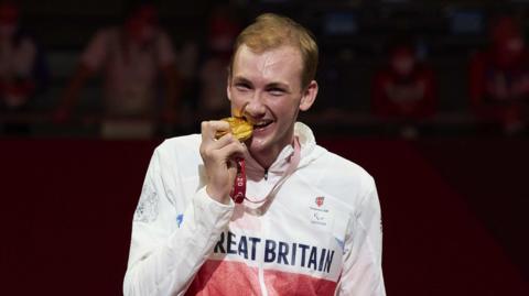 Piers Gilliver with his gold medal at the 2020 Paralympics