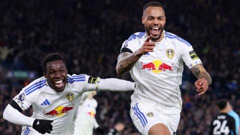 Lukas Nmecha of Leeds United celebrates scoring his team's first goal with teammates 