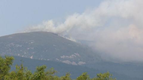 Teine air mullach beinne ann am Pàirce Nàiseanta a' Mhonaidh Ruaidh