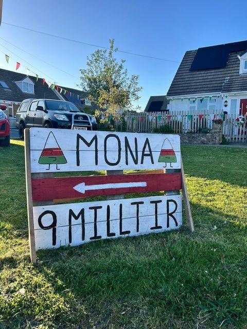 Arwydd Mona 9 Milltir i fwrdd