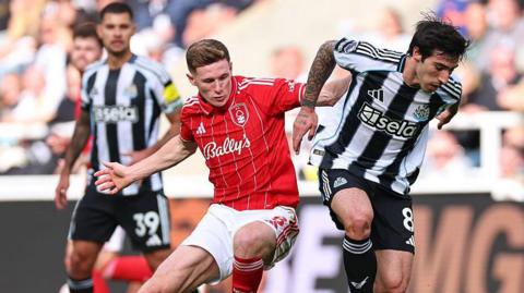 Elliot Anderson challenges Sandro Tonali for the ball during Nottingham Forest's game against Newcastle United at St James' Park on 5 October, 2025