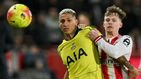 Richarlison (L) fights for the ball with Brentford's English striker #23 Keane Lewis-Potter (R)