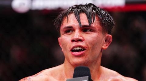 Lone'er Kavanagh after beating Felipe dos Santos in 2025