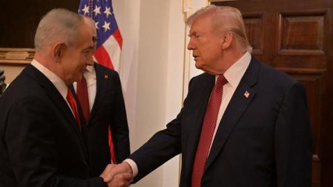 Benjamin Netanyahu (L) shakes hands with Donald Trump (R) at the White House 