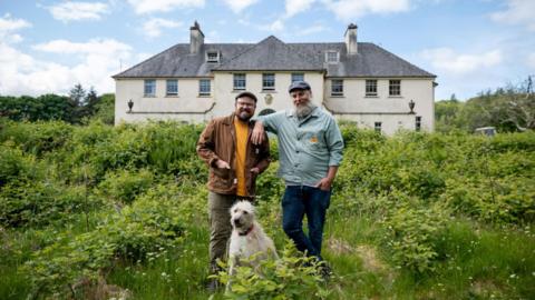 Banjo is Ro taobh a-muigh an Taighe Mhòir