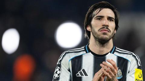Sandro Tonali applauds Newcastle United supporters after the game against Paris St-Germain at the Parc des Princes on 28 January 2026