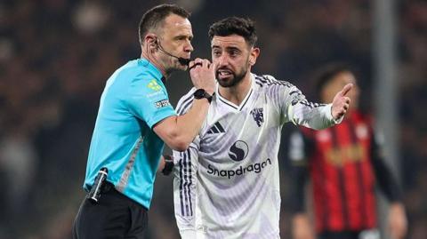 Bruno Fernandes of Manchester United complains to referee Stuart Attwell during the Premier League match at Bournemouth