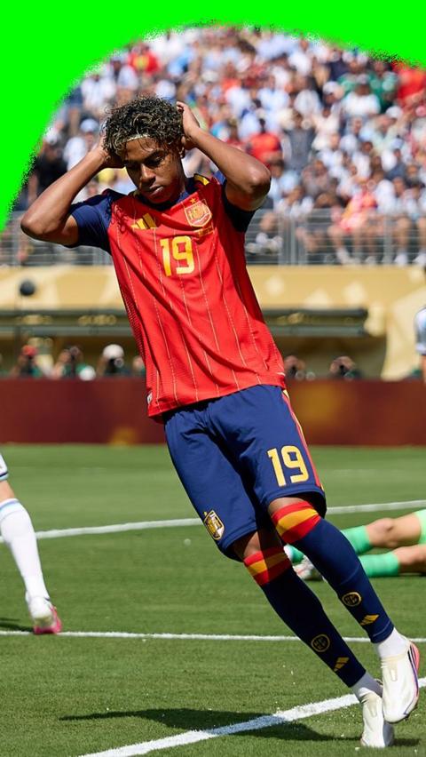 Lamine Yamal mid-strike at the 2026 World Cup final.
