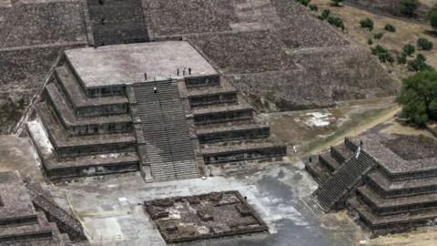 People standing on a raised platform at Teotihuacán pyramid in Mexico, seen from above.
