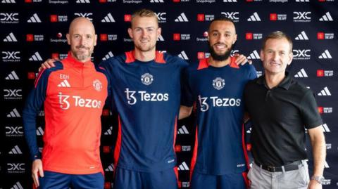 Matthijs de Ligt and Noussair Mazraoui of Manchester United pose with Manager Erik ten Hag