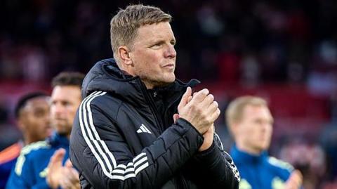 Eddie Howe applauds Newcastle United fans after the 3-1 defeat against Brentford at the Gtech Community Stadium