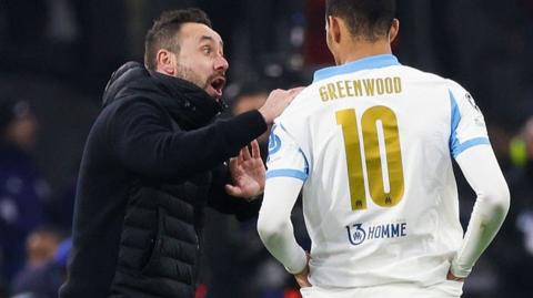 Roberto de Zerbi speaking to Mason Greenwood on the touchline