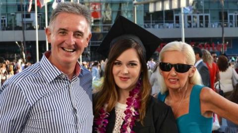 Paul a Susan gyda Greta yn ei seremoni raddio yn Los Angeles
