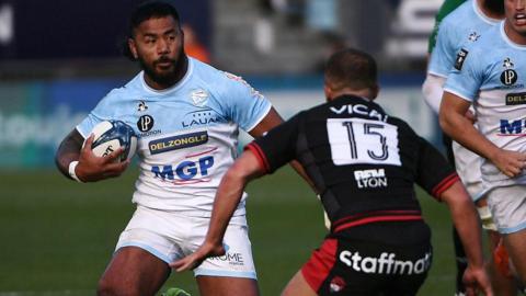 Manu Tuilagi carries the ball