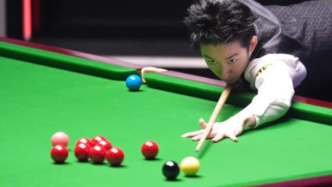 Wu Yize attempts to pot the black