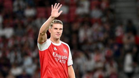 Viktor Gyokeres waves to crowd in Arsenal shirt