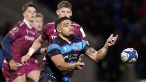 Sione Tuipulotu in action for Glasgow