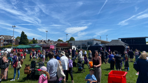 Y dorf yng Ngŵyl Newydd, Casnewydd