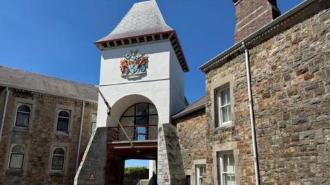 Cafodd y cwest i farwolaeth Endaf Telford Jones ei gynnal yn Llys y Crwner, Caernarfon 