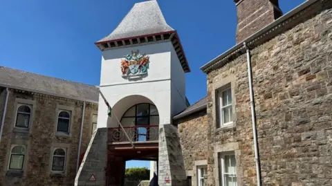 Cafodd y cwest i farwolaeth Endaf Telford Jones ei gynnal yn Llys y Crwner, Caernarfon 