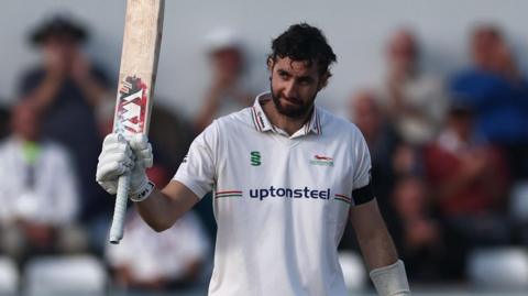 Stephen Eskinazi reaches his 100 for Leicestershire
