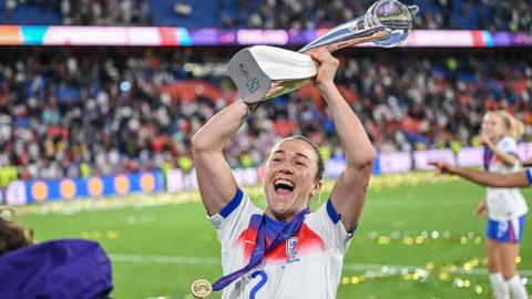  Lucy Bronze of England celebrates with the Trophy after the UEFA Women's EURO 2025 Final 