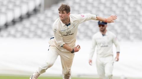 Alex Thomson bowling for Derbyshire in the County Championship